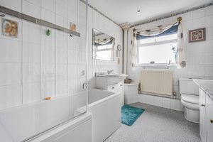 Family bathroom- click for photo gallery